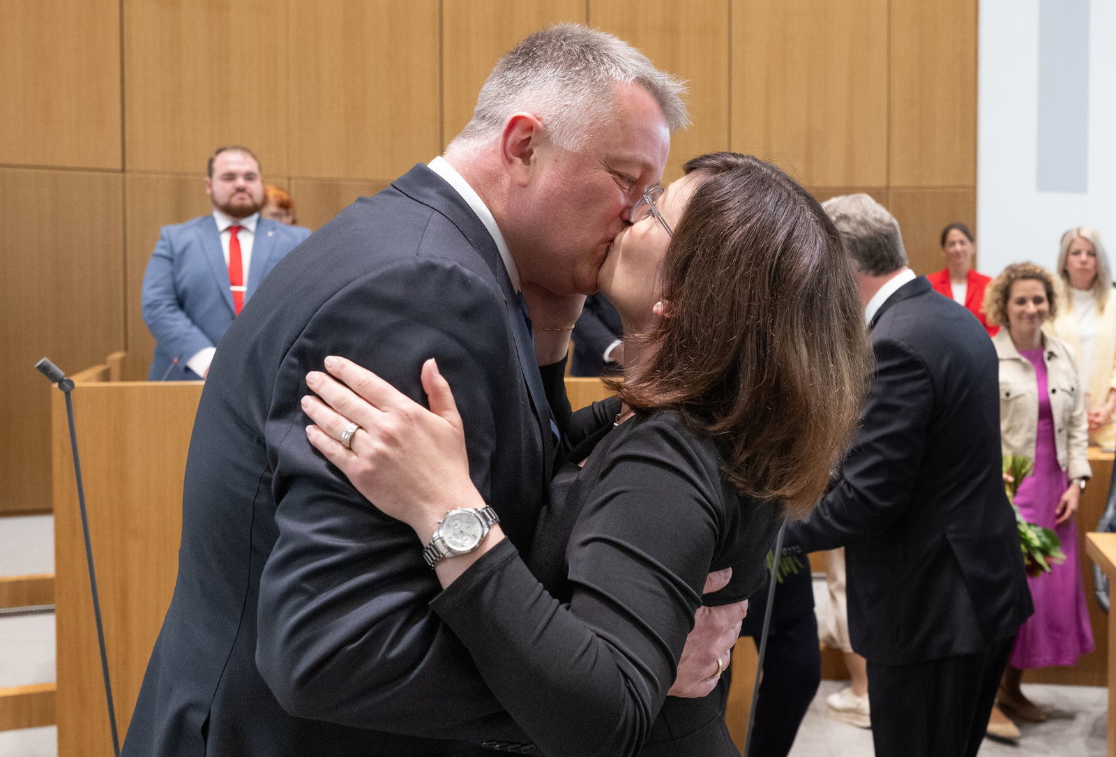 Kuss nach der Wahl: Ehefrau Diane war mit im Plenarsaal in Mainz.