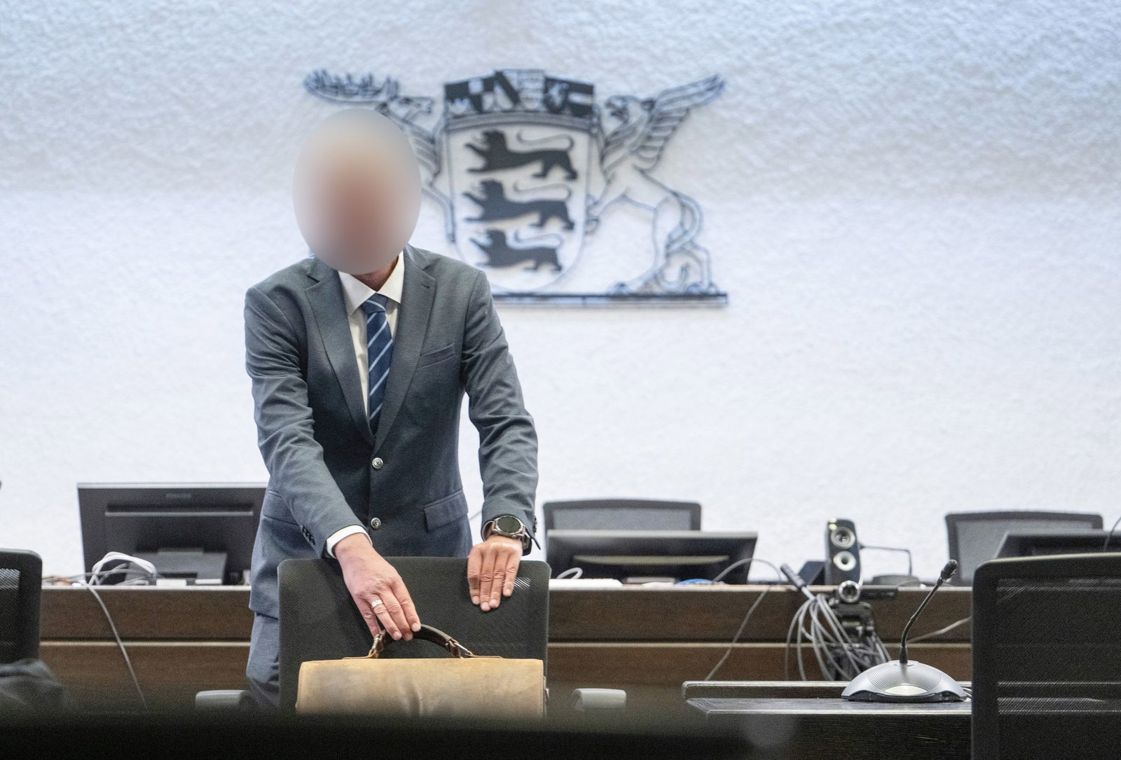 Sein Posten ist zwar abgeschafft, aber der Inspekteur bezieht weiter Bezüge.  