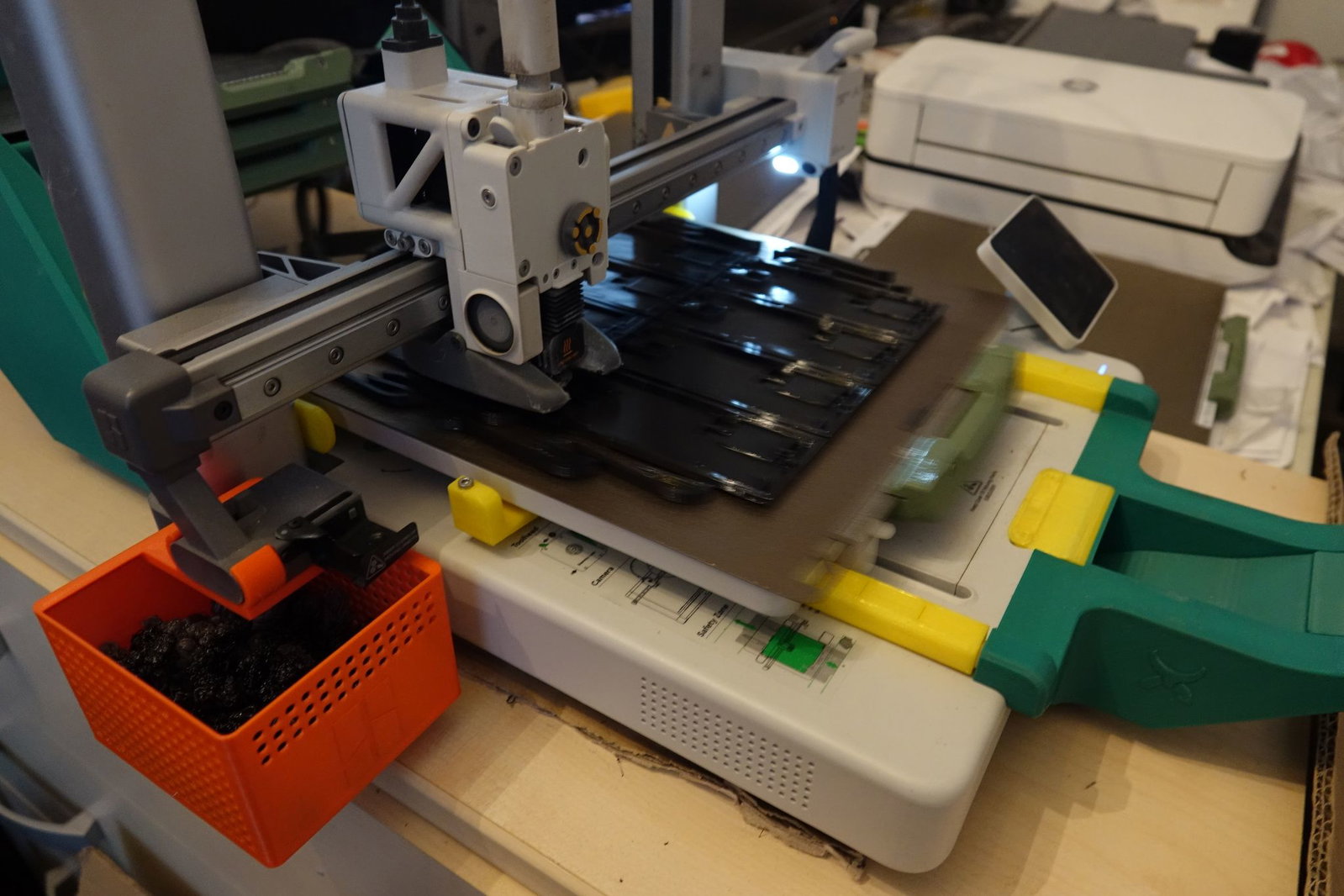 Ständig in Bewegung: Der 3D-Drucker eines Freiwilligen stellt Plastikkleinteile für die Ukraine her.