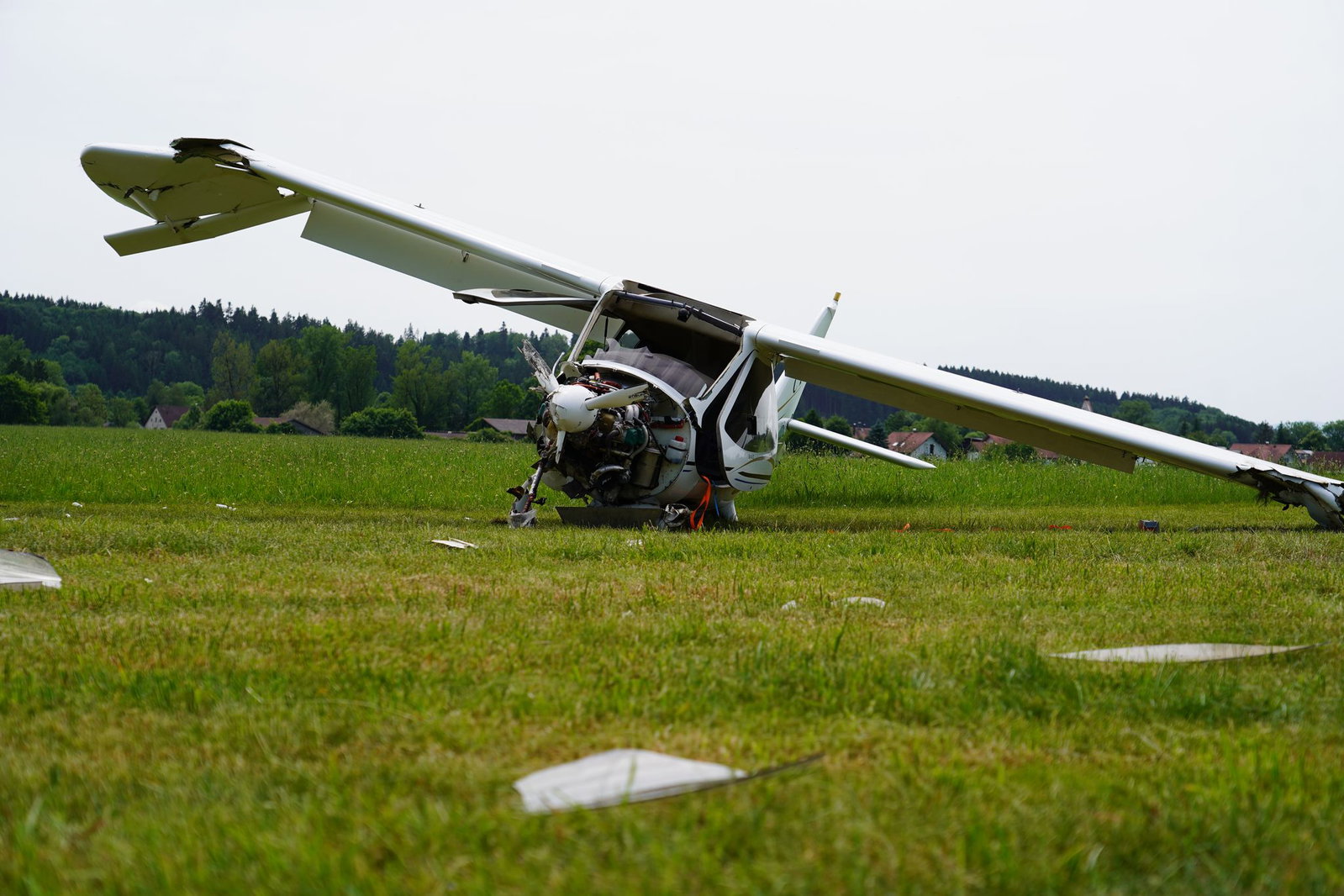 Das Ultraleichtflugzeug ist kurz nach dem Start abgestürzt. 