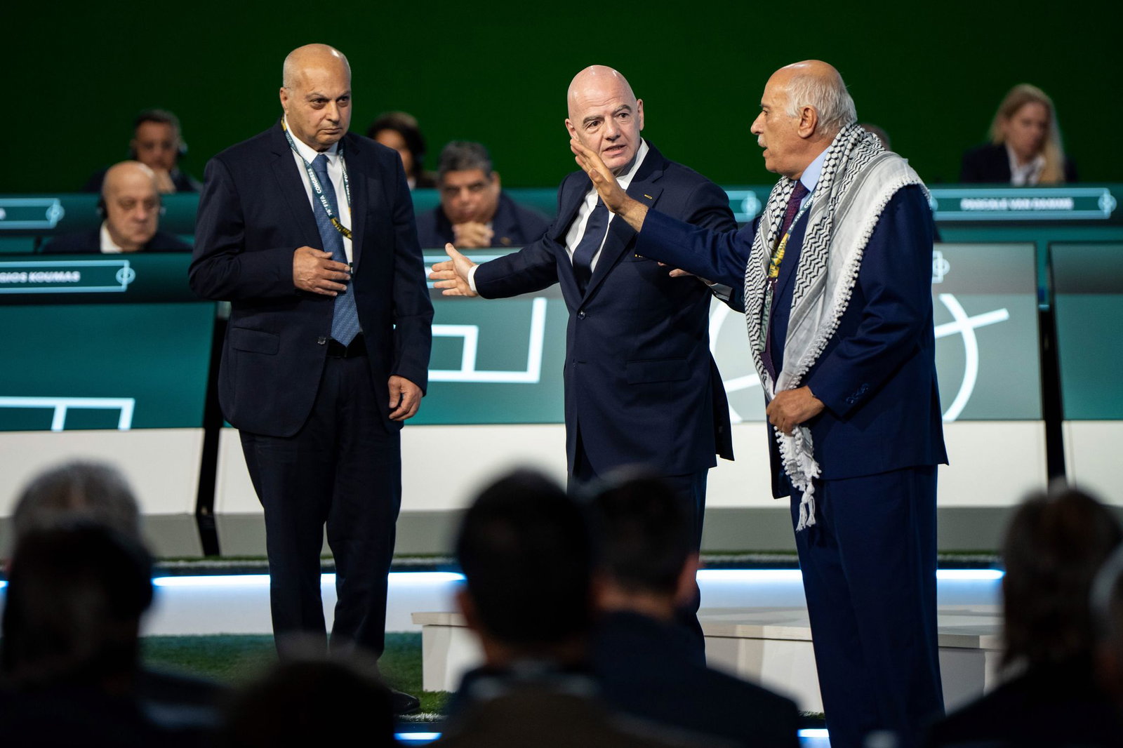 Gianni Infantino (M) kann Dschibril Radschub, Präsident des Palästinensischen Verbandes, und den israelischen Vizechef Bassim Scheich Suliman (l) auf der Kongressbühne nicht versöhnen. 