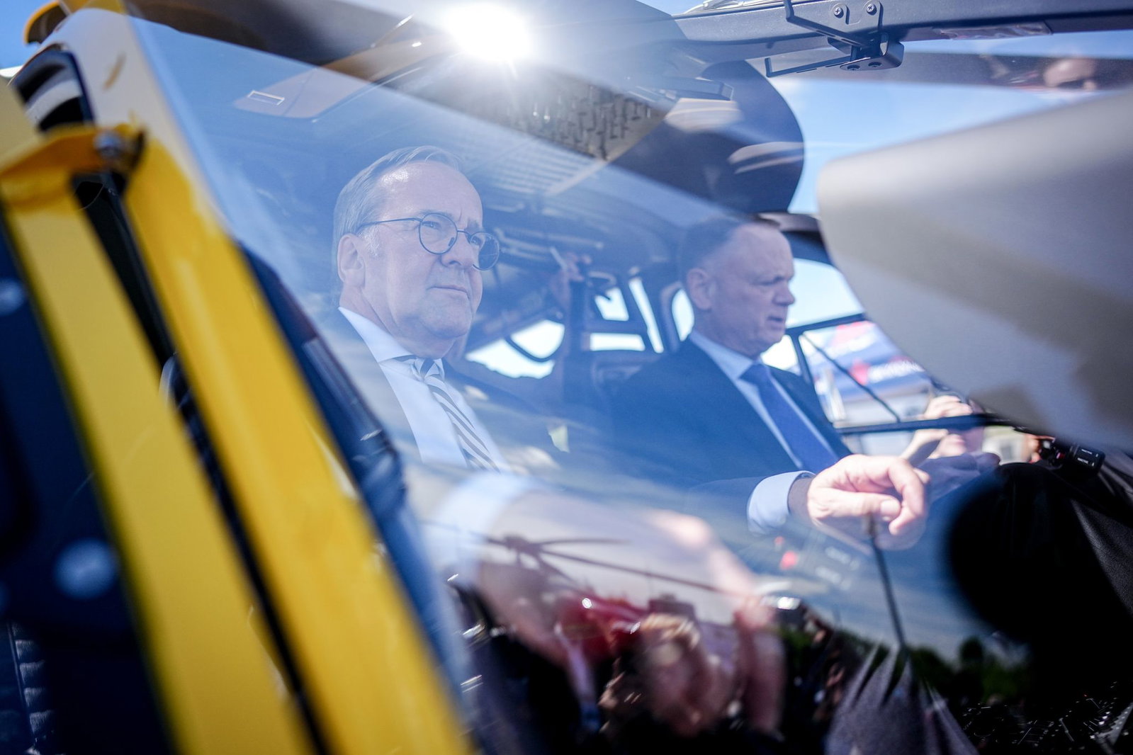 Die Verteidigungsminister Boris Pistorius (SPD) und David McGuinty im Hubschrauber.