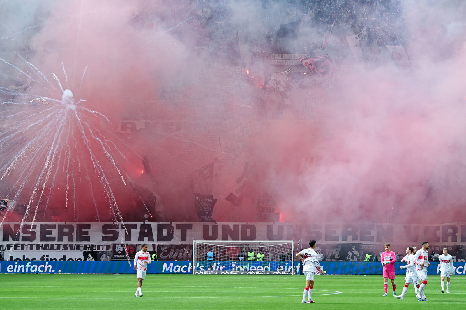 Beide Fanlager sorgten mit Pyrotechnik für Verzögerung.