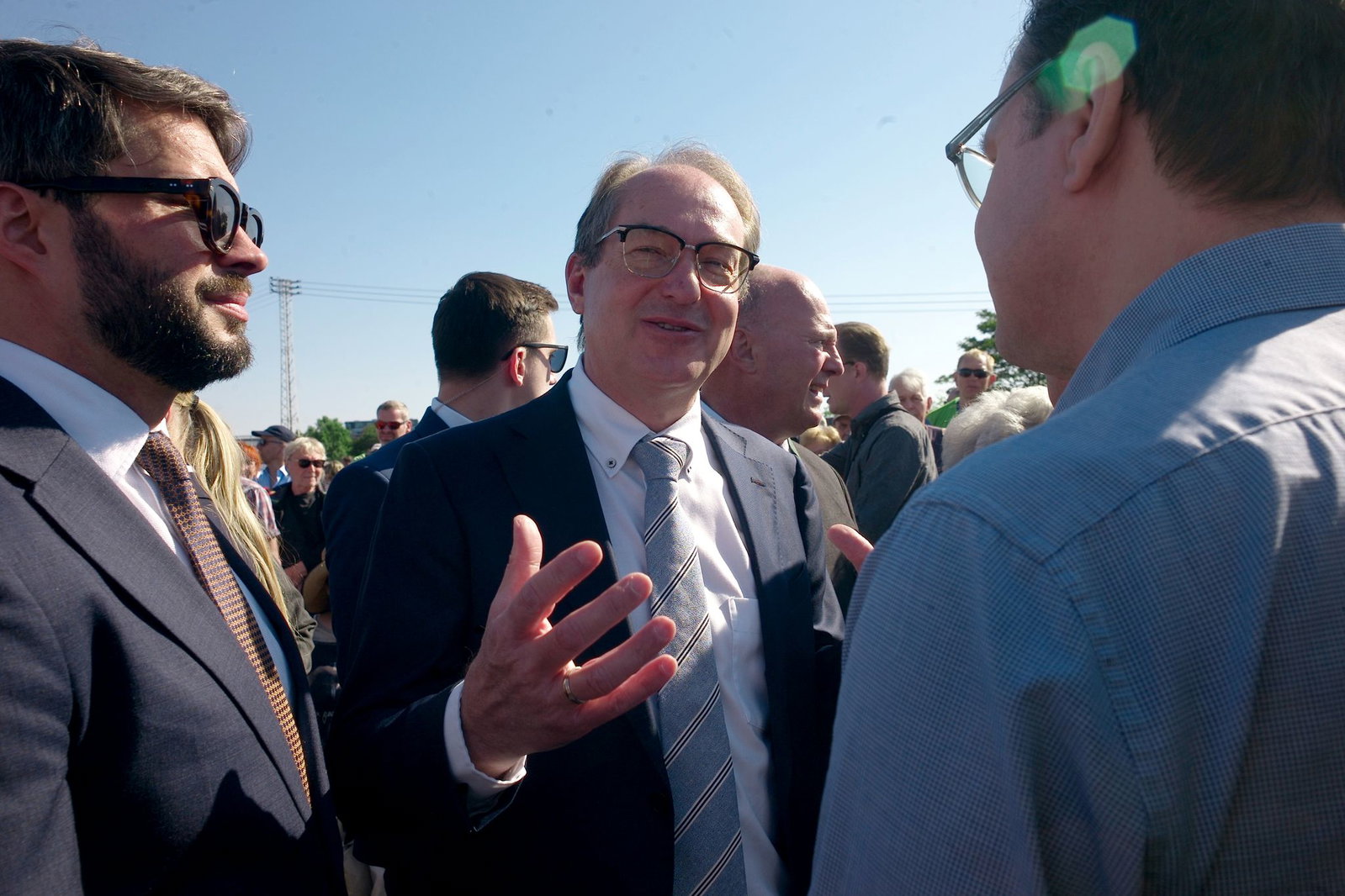 Bundesinnenminister Alexander Dobrindt redet mit einem tschechischen Teilnehmer des Versöhnungsmarschs von Pohorelice nach Brünn (Brno).