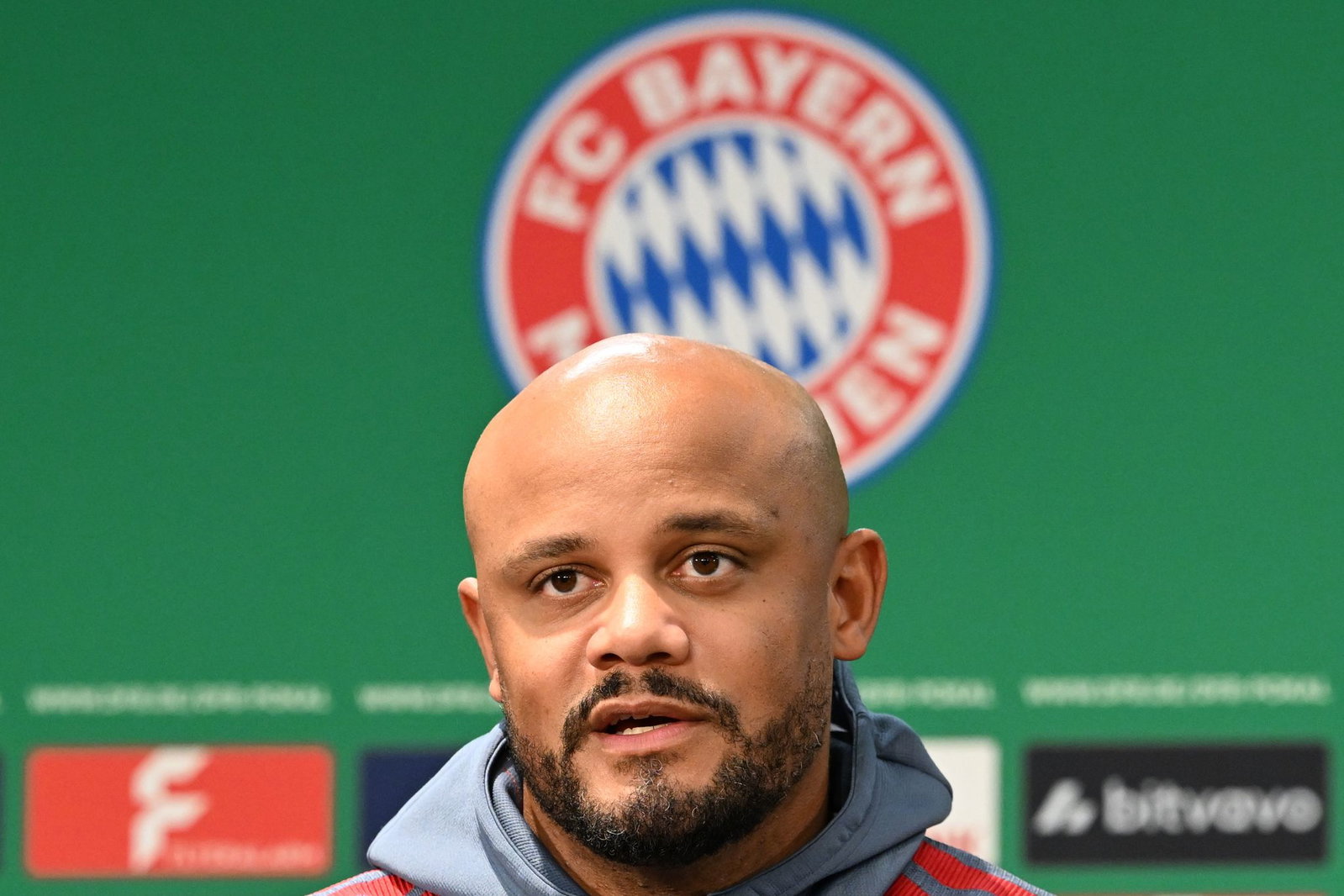 Vincent Kompany spricht vor dem Pokalfinale in Berlin auch über Pep Guardiola.