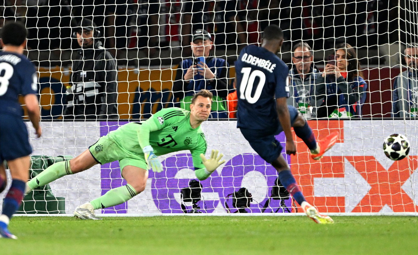 Im Hinspiel fünfmal machtlos, im Rückspiel Bayerns X-Faktor? Manuel Neuer beim Elfmetertor von Ousmane Dembélé. (Archivbild)