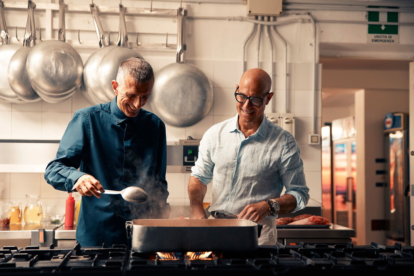 Hier lässt sich der Schauspieler Stanley Tucci (rechts) von Giuseppe Bertoleoni auf der Insel Tavolara vor Sardinien bekochen. Tucci besucht in der 2. Staffel von «Stanley Tucci in Italien» wieder viele Küchen.