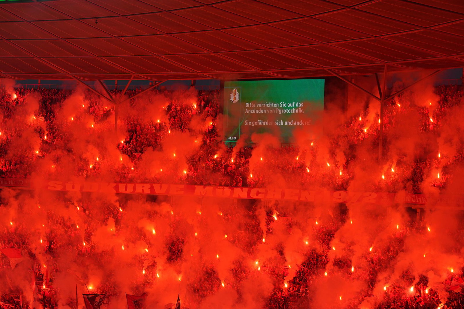 Fans zünden beim DFB-Pokalfinale Pyrotechnik. 