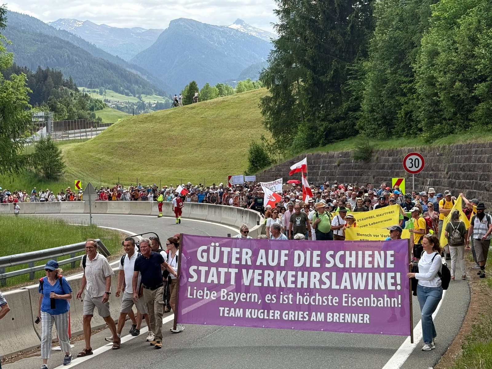 Menschen reisten mit Bahn und Fahrrädern zu dem Protest an.