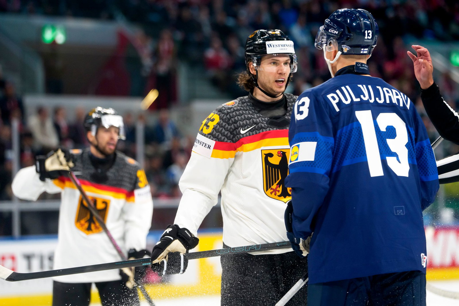 Kapitän Moritz Seider im Wortgefecht mit NHL-Kollege Jesse Puljujarvi.