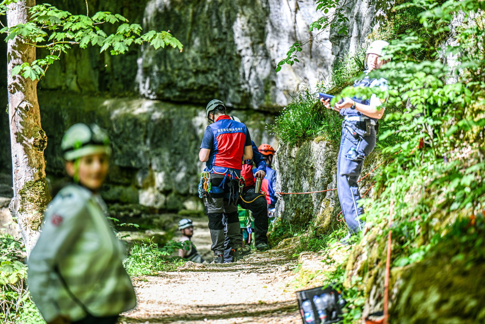 Der Mann war mit seiner Gruppe bereits rund 1.300 Meter tief in die Höhle im Kreis Reutlingen geklettert, als es passierte. 