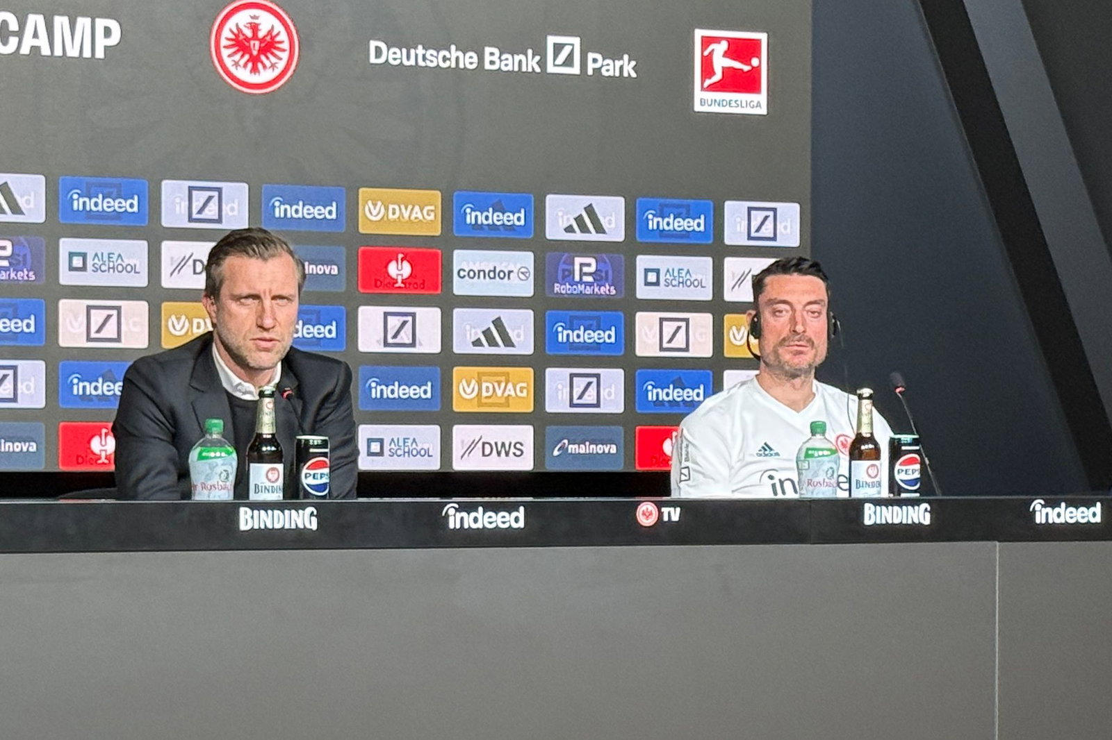 Frankfurts Sportvorstand Markus Krösche (l) dürfte bald die Trennung von Trainer Albert Riera bekanntgeben. (Archivbild)