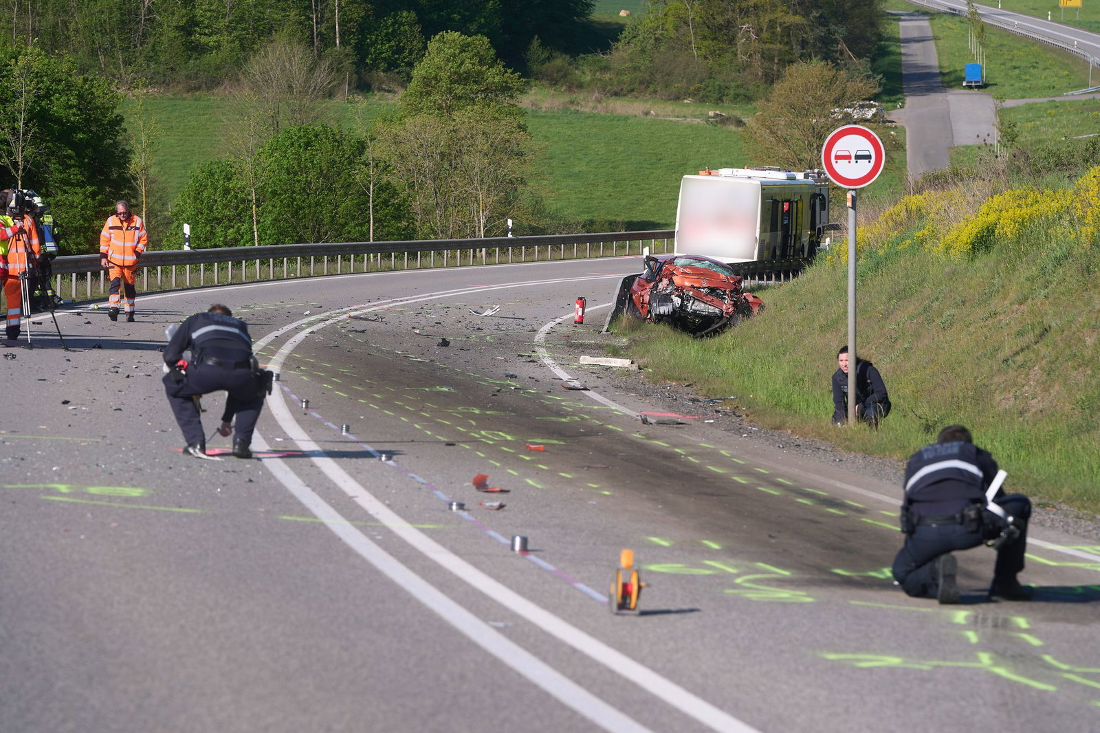 Die Unfallverursacherin hatte laut Polizei unmittelbar vor dem Crash versucht, ein Fahrzeug in einer Kurve zu überholen. (Archivbild)