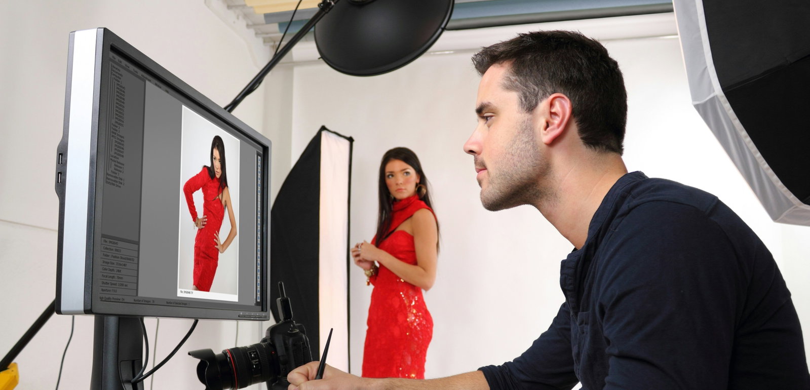 Fotograf schaut sich Bilder von Foto-Shoot an