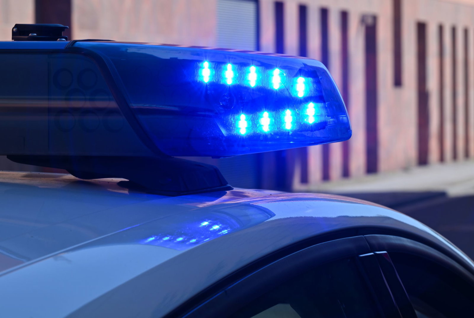 Die Polizei befindet sich nach dem Fund einer Frauenleiche im Großeinsatz. (Symbolbild)