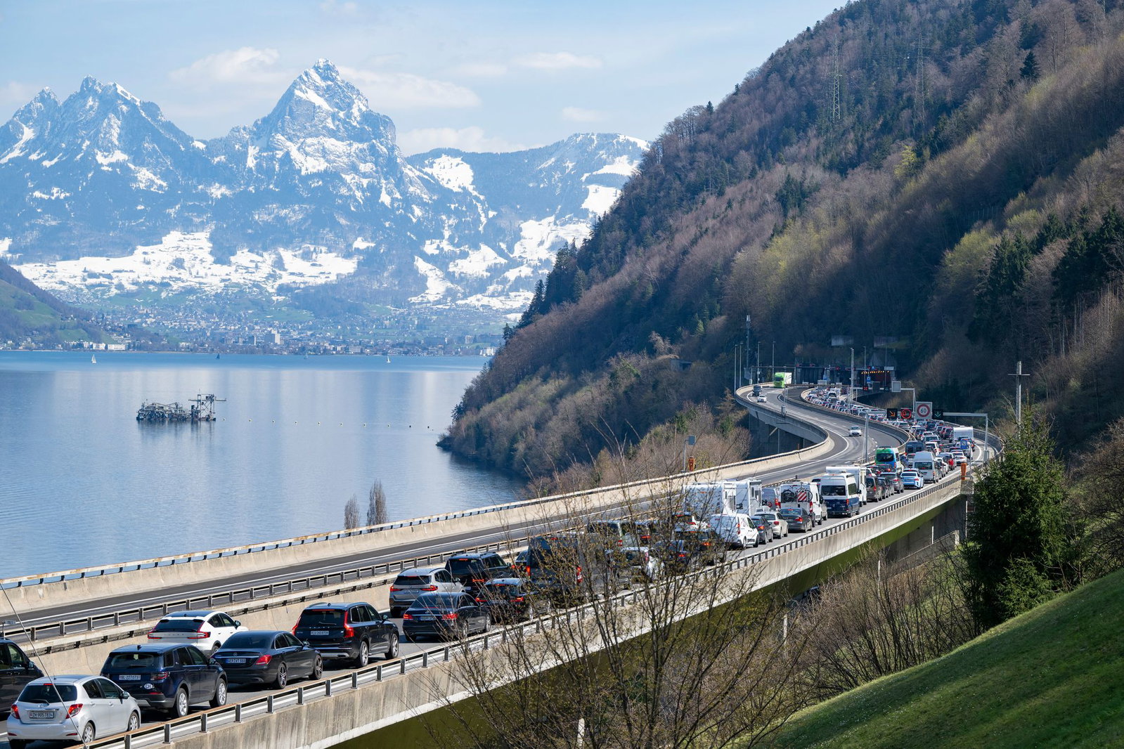 Am Gotthardtunnel ist zu Stoßzeiten stundenlange Geduld nötig. (Archivbild)