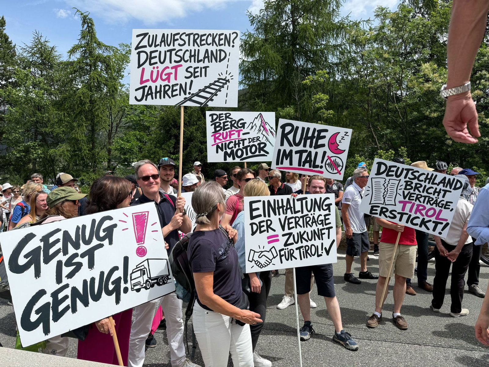 Bei der Demonstration wird auch Kritik an Deutschland geäußert.
