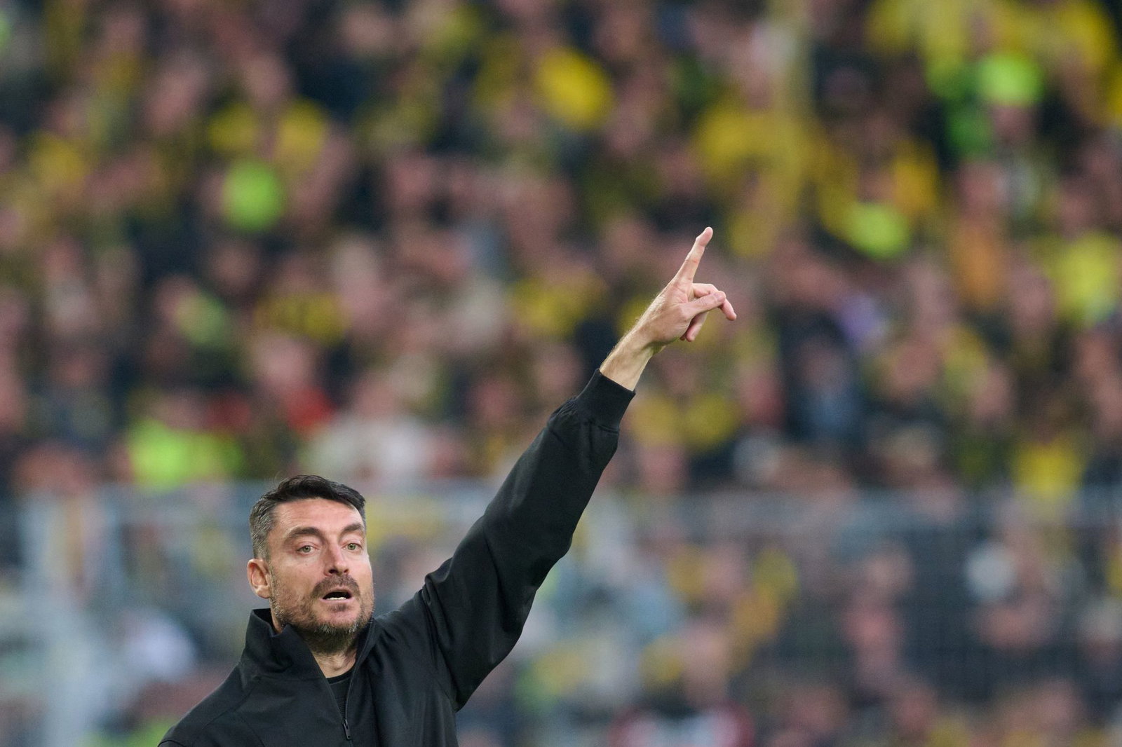 Eintracht Frankfurts Trainer Albert Riera bekommt ein mögliches weiteres Endspiel. 