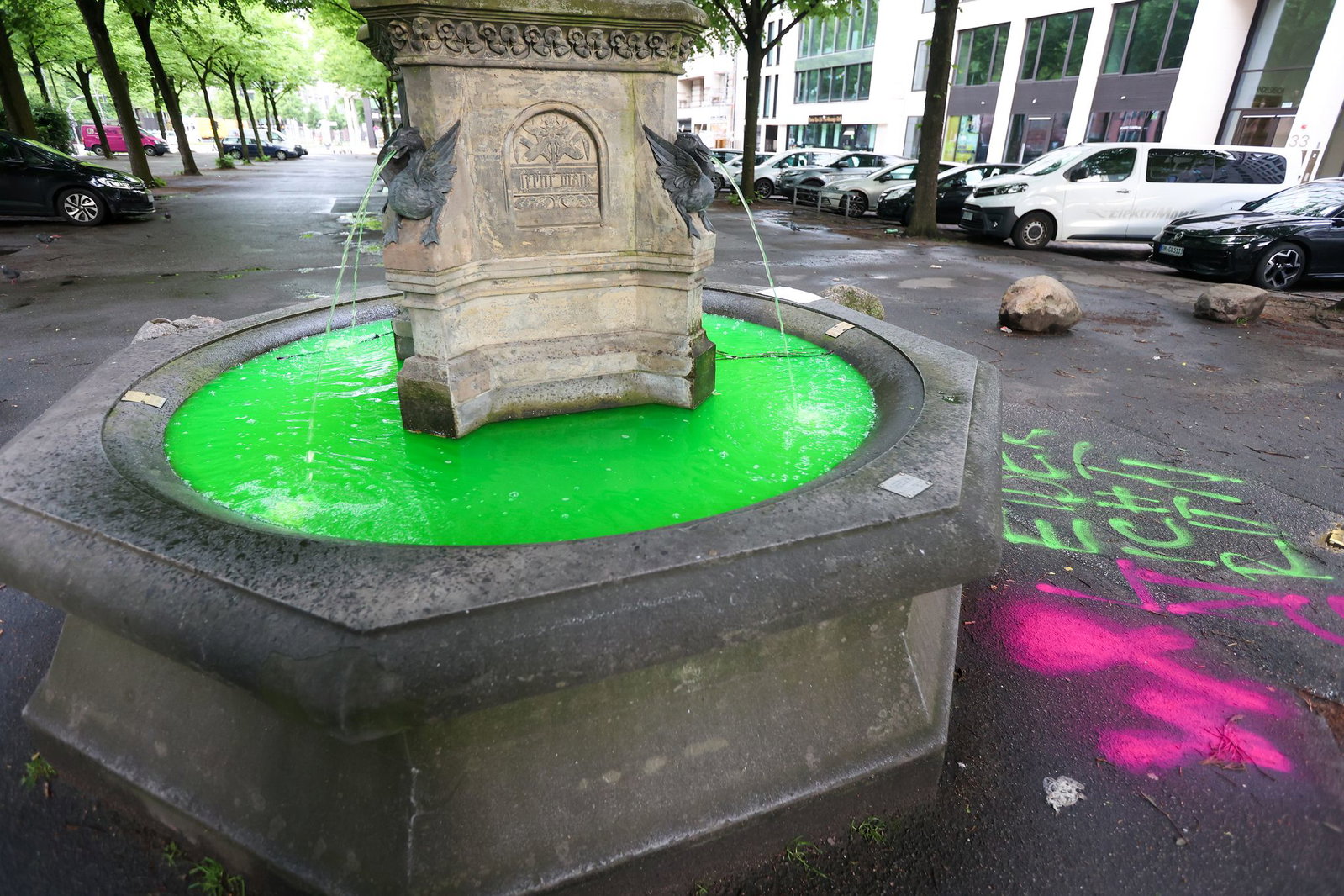 Insgesamt färbten die Aktivisten das Wasser von Brunnen in 17 Städten.