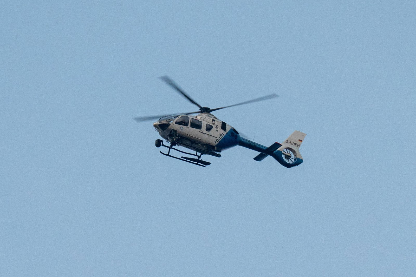 Der Luftretter wurde von einem Polizeihubschrauber abgeseilt. (Illustration)