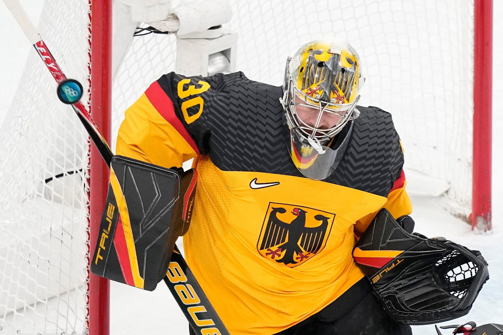 Deutschland darf für die WM in der Schweiz auf NHL-Torhüter Philipp Grubauer hoffen.