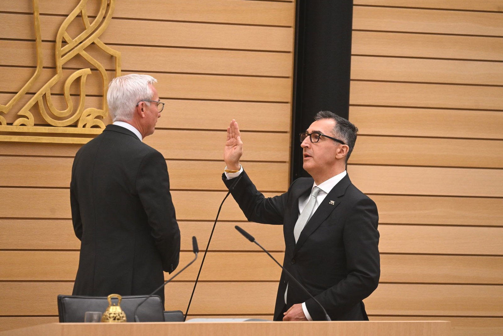 Nach seiner Wahl wurde Özdemir als Ministerpräsident vereidigt.