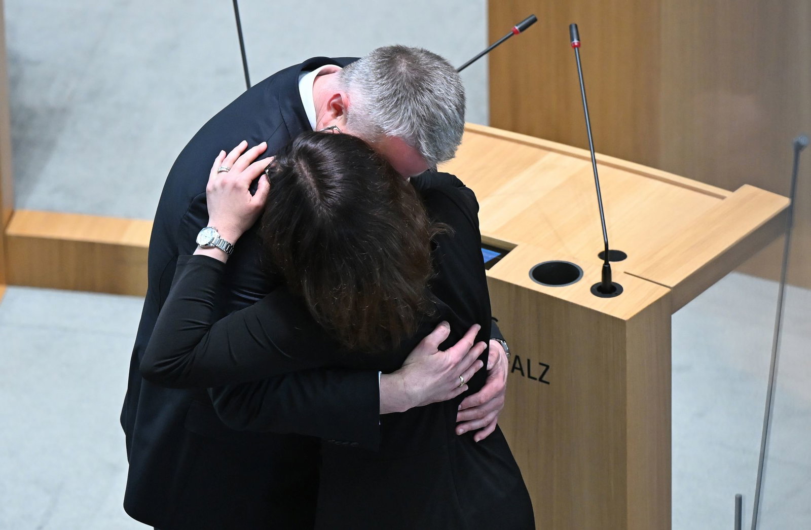 Diane Schnieder gratulierte ihrem Mann nach der Vereidigung. 