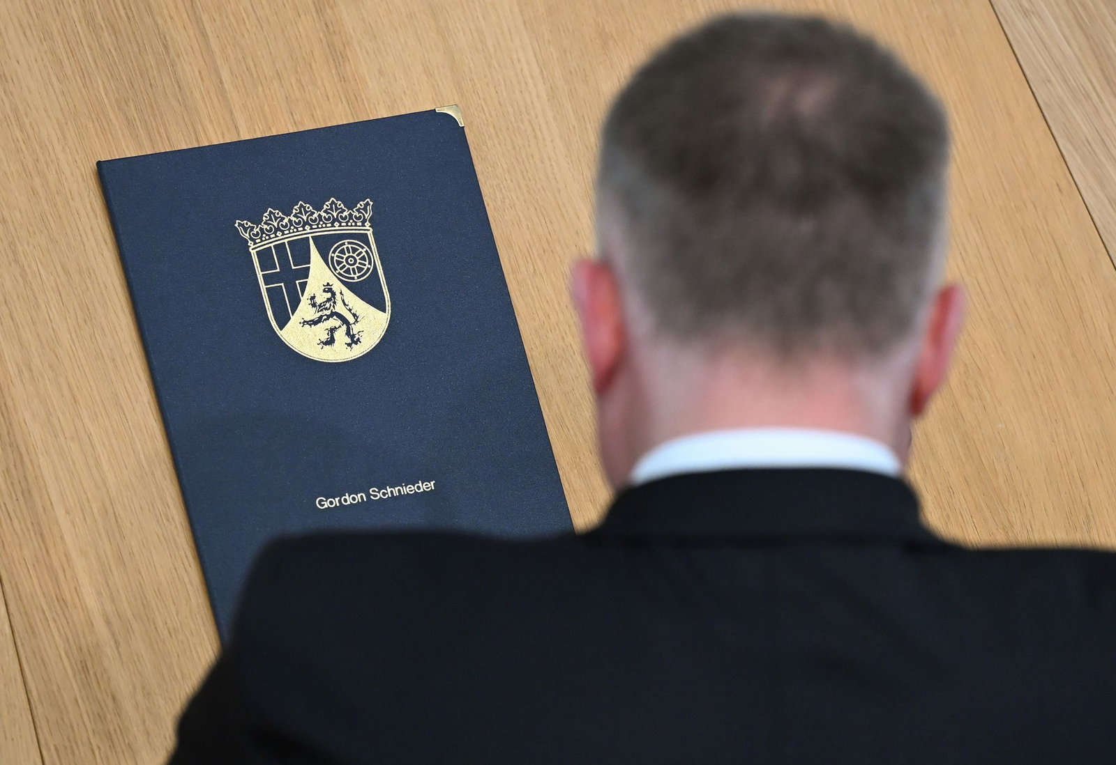 Der neue Regierungschef Gordon Schnieder (CDU) bekommt Glückwünsche - und Forderungen.