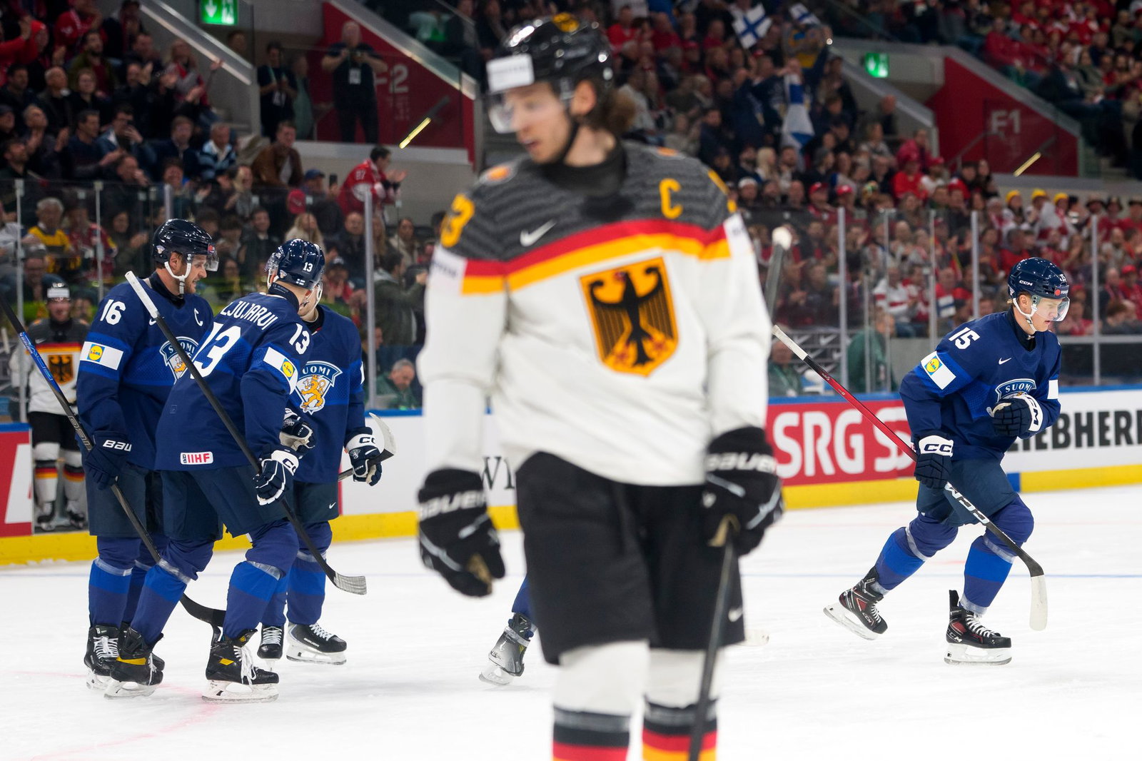 Kapitän Moritz Seider und die deutsche Mannschaft verlieren zum WM-Auftakt gegen Finnland.