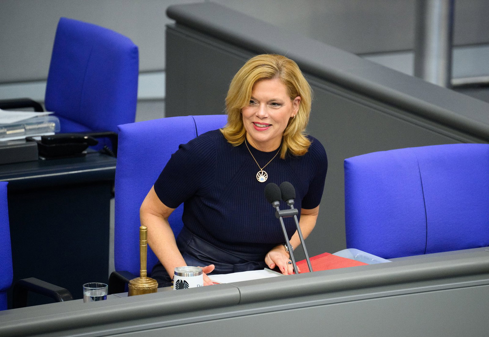 Am 17. Mai lässt Bundestagspräsidentin Julia Klöckner (CDU) auch in diesem Jahr die Regenbogenflagge über dem Reichstagsgebäude hissen. (Archivbild)