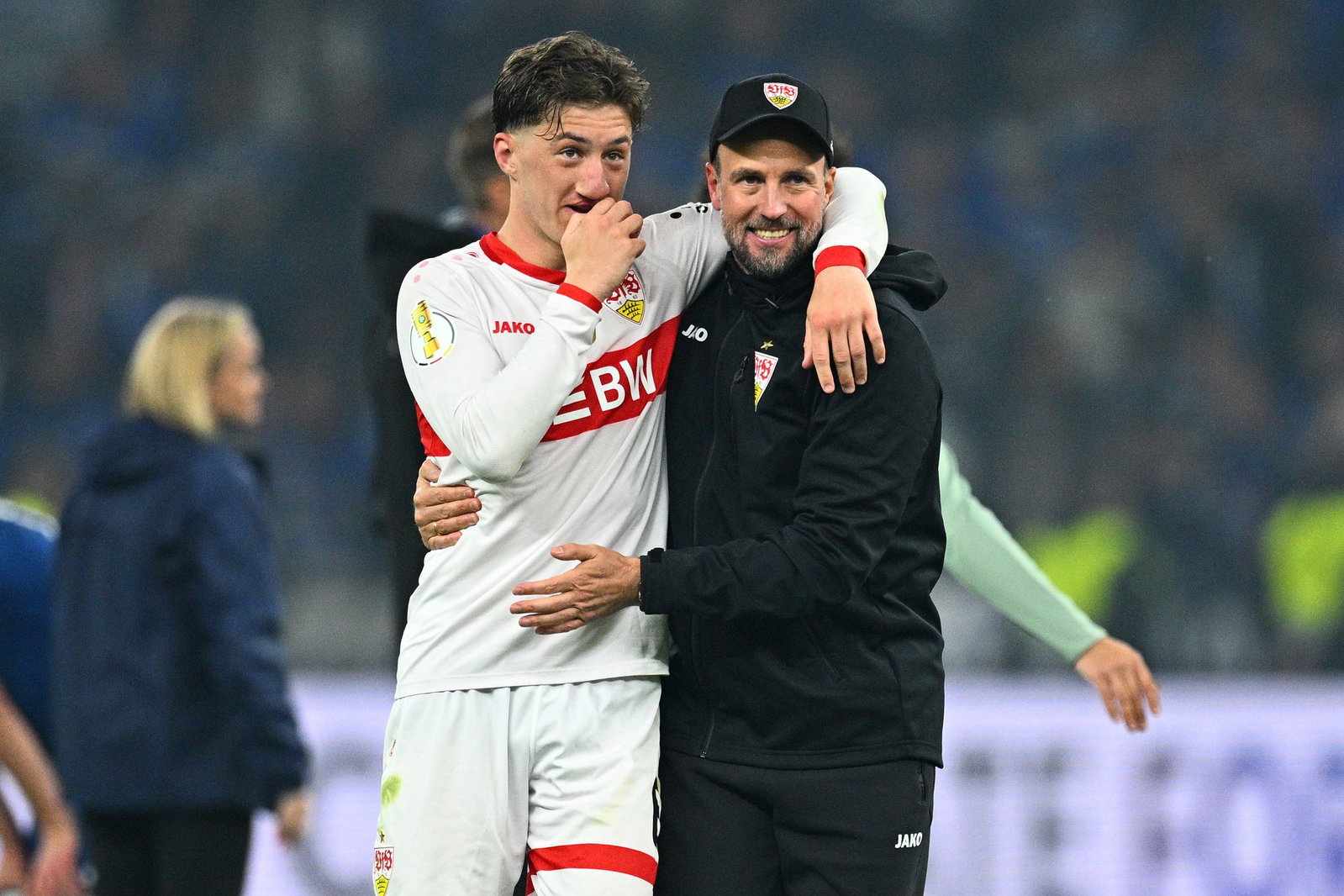 Angelo Stiller (l.) und Sebastian Hoeneß haben im Saisonendspurt noch viel vor. (Archivbild)