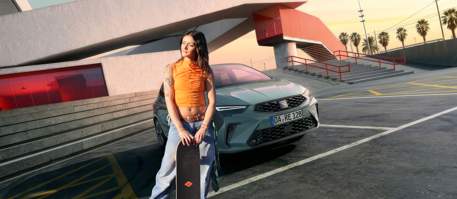 Filiz steht vor dem SEAT Ibiza