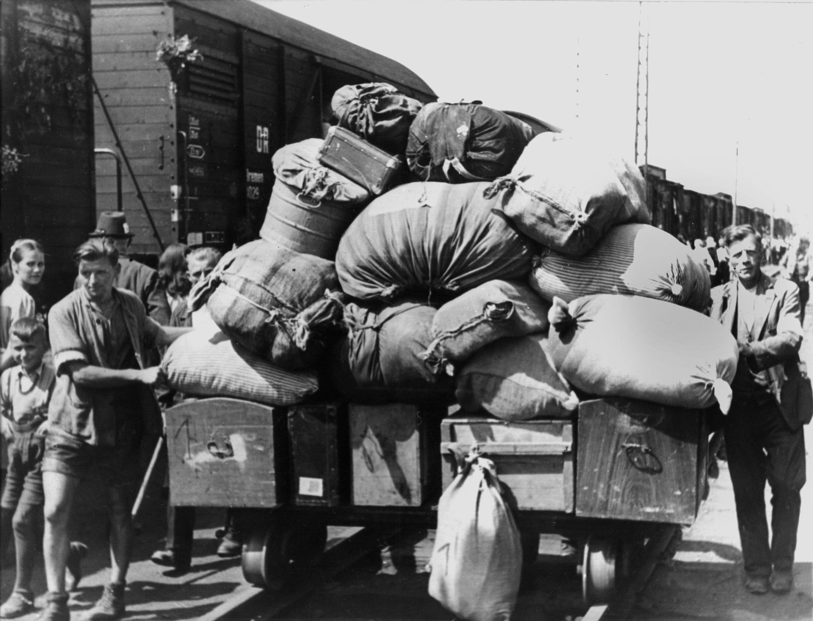 Ein Flüchtlingszug mit vertriebenen Sudetendeutschen trifft im Durchgangslager Wiesau ein. (Archivbild)