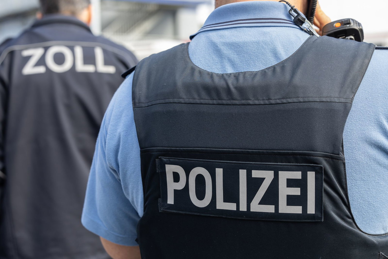 Polizei und Zoll haben elf Objekte durchsucht. (Symbolbild)