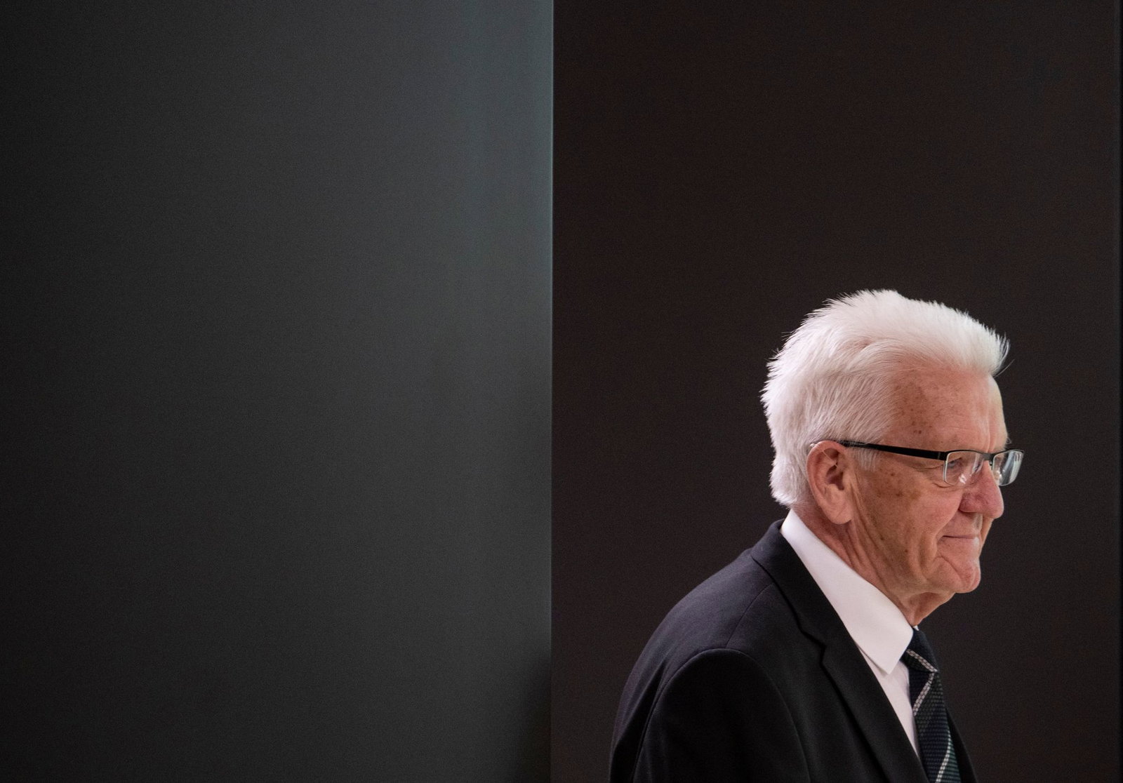 Der 77-Jährige hört als Ministerpräsident auf - und gibt sein Amt am 13. Mai wohl an seinen Parteifreund Cem Özdemir ab.