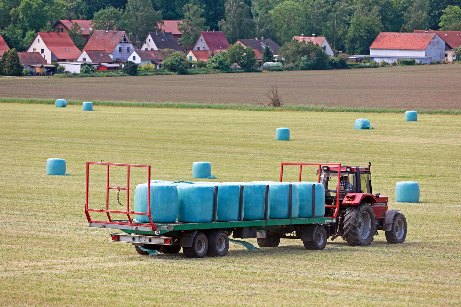 Beim Verladen von Heuballen auf einen Anhänger seines Traktors war der Mann überrollt worden. (Symbolbild)