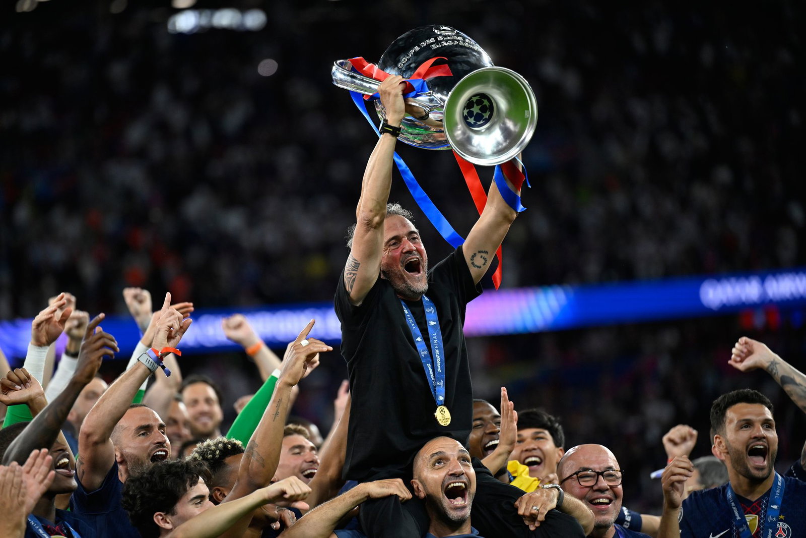Getragen von seinen Schützlingen: PSG-Coach Luis Enrique.