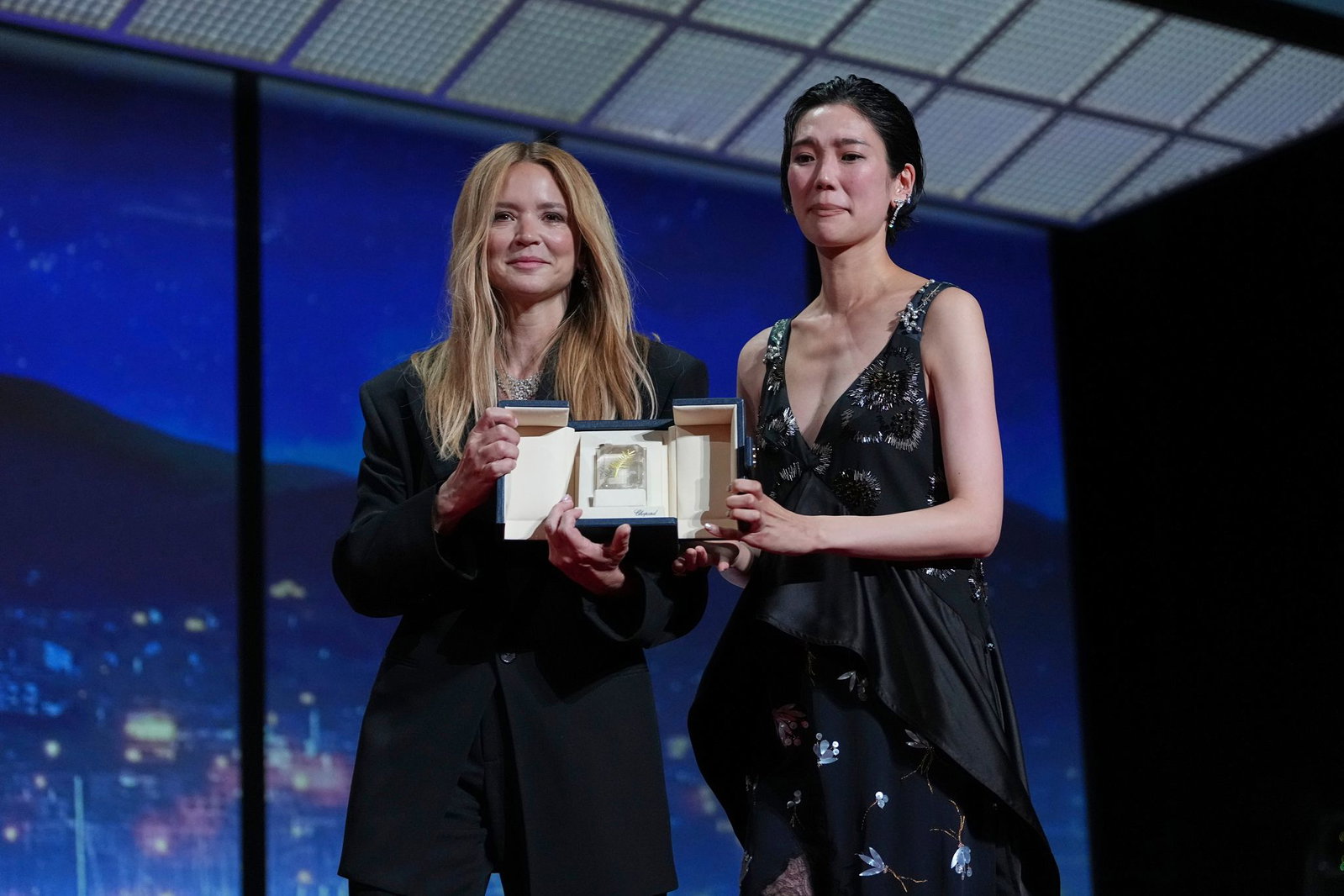 Virginie Efira (l) und Tao Okamoto wurden als beste Schauspielerinnen ausgezeichnet.