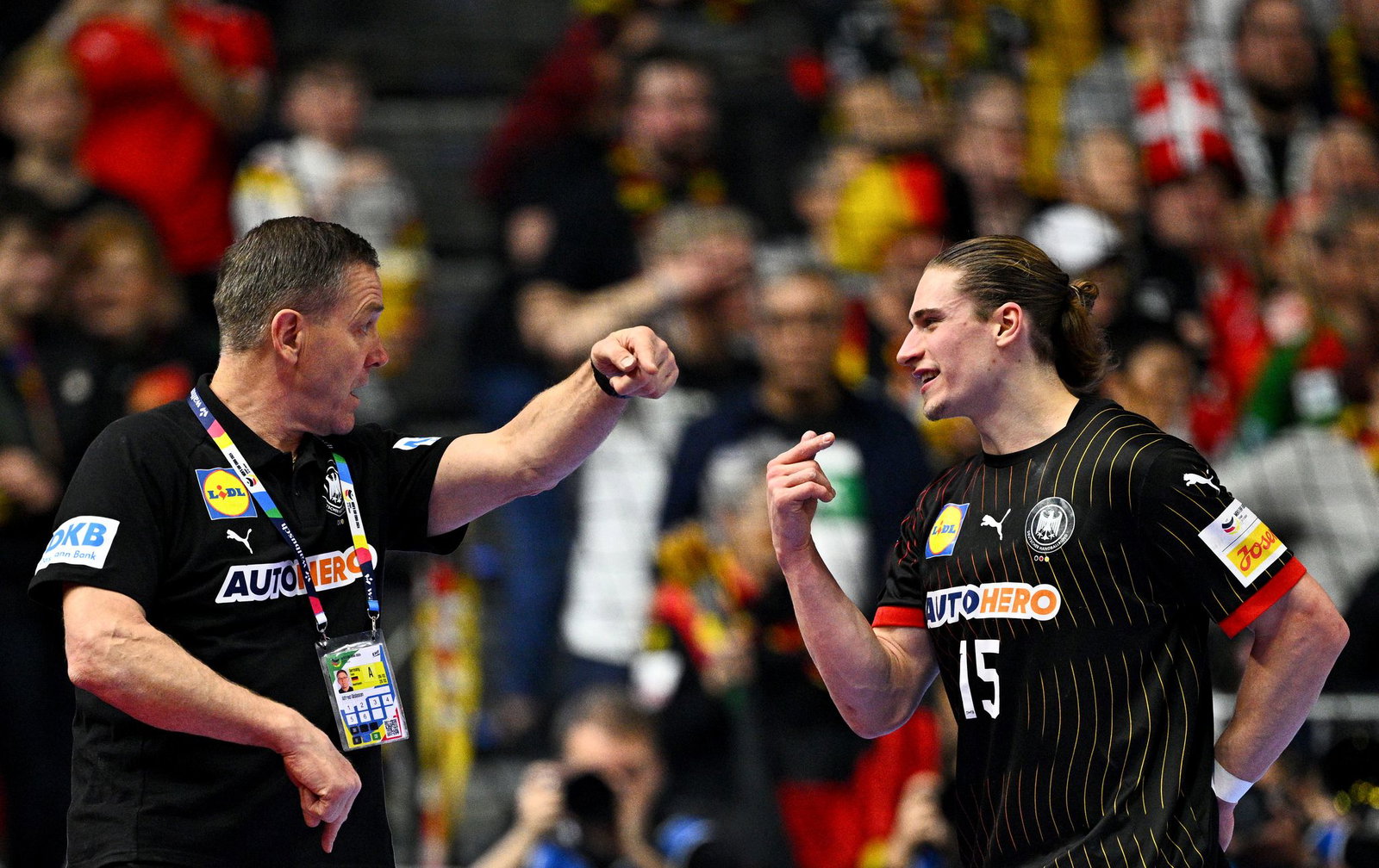 Handball-Nationaltrainer Alfred Gislason (l) und Juri Knorr werden ab dem 1. Juli von Opel unterstützt. (Archivbild)