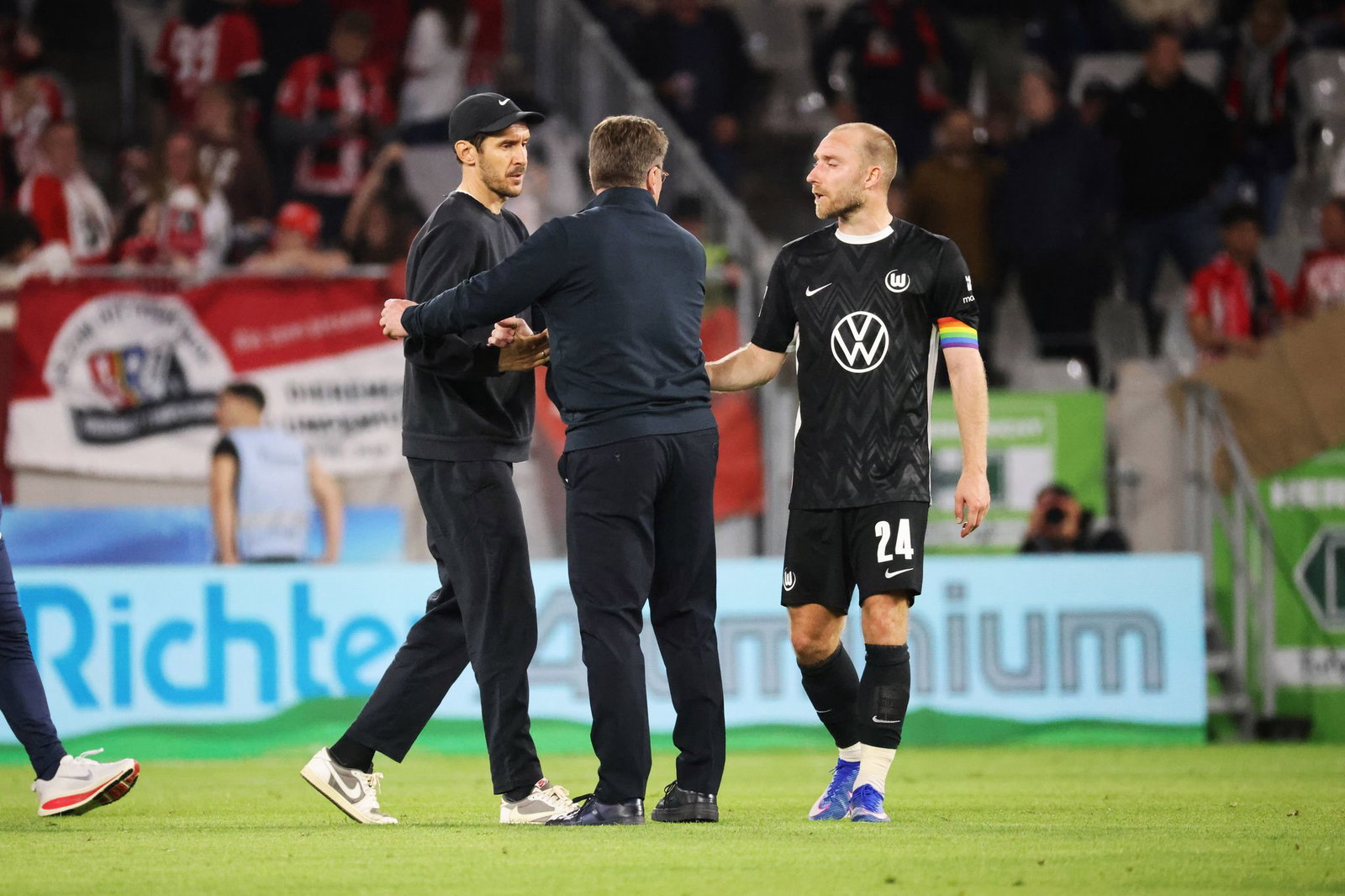 Verabschiedeten sich harmonisch: die Trainer Julian Schuster (l) und Dieter Hecking (m). 