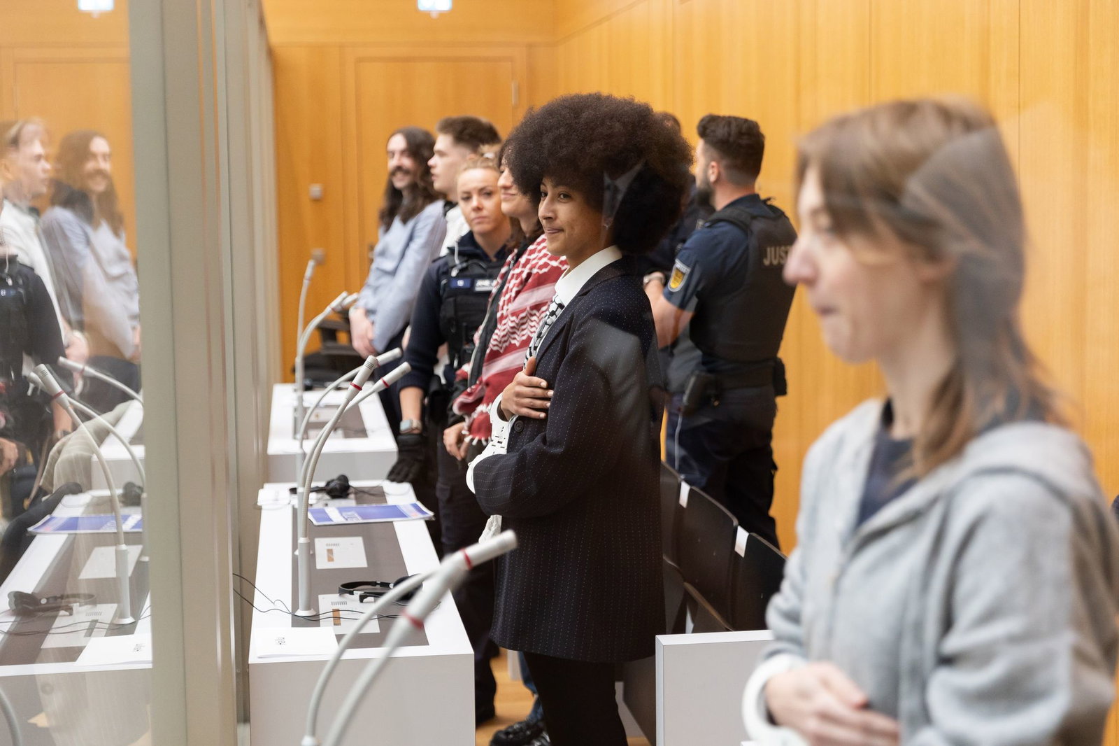 Auf den Plätzen der Angeklagten nahmen beim Prozessauftakt kurzzeitig auch die Rechtsanwälte Platz. (Archivbild)