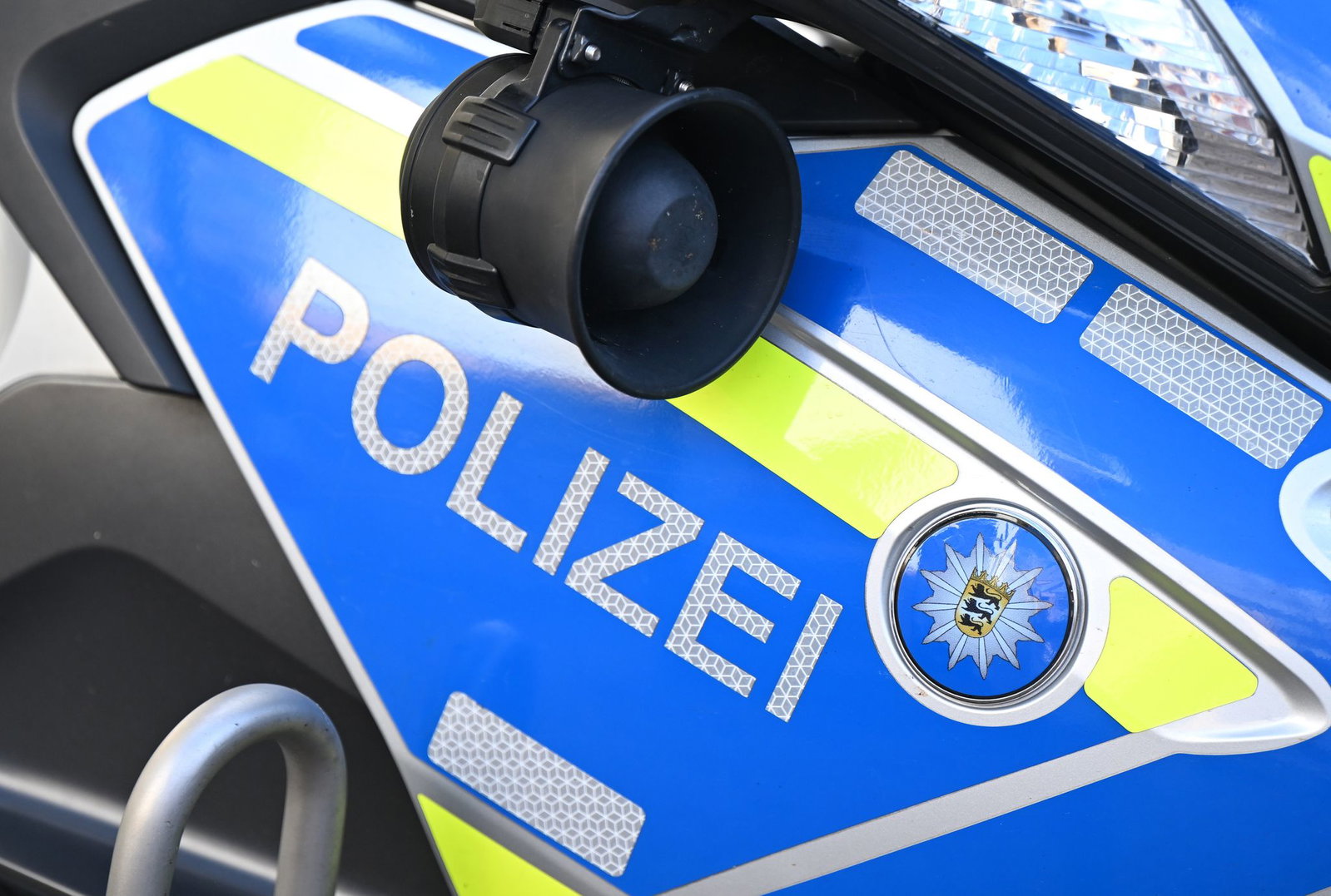 Die Polizei nahm in der Nähe des Tatorts einen Verdächtigen vorläufig fest. (Symbolbild)