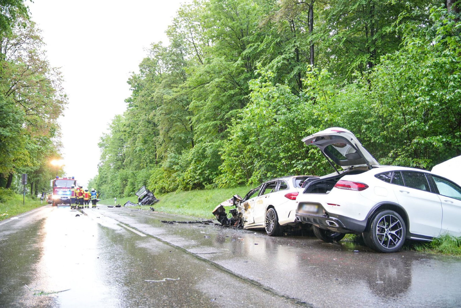 Drei Fahrzeuge waren an dem Frontalunfall beteiligt. 