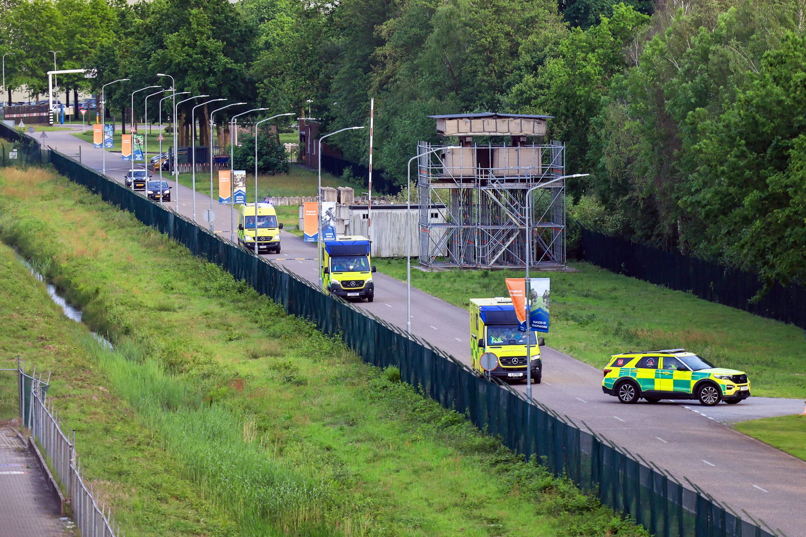 Rettungswagen erreichen den Flughafen Eindhoven.