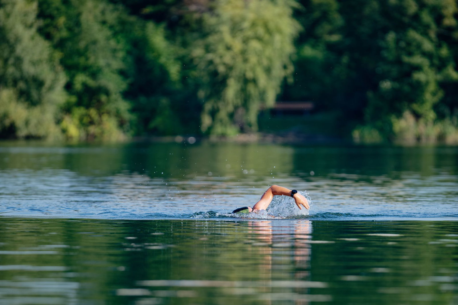 Nur an bewachten Badestränden in das Wasser zu gehen, ist eine Grundregel. (Symbolbild)