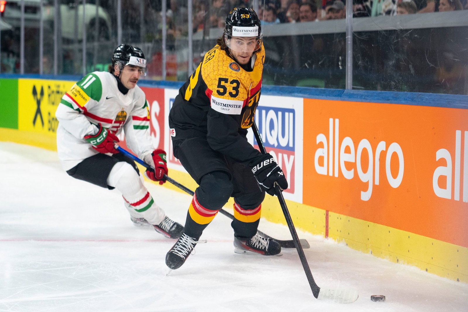 NHL-Star Moritz Seider (r) spricht nach dem drohenden deutschen Vorrunden-Aus Klartext.