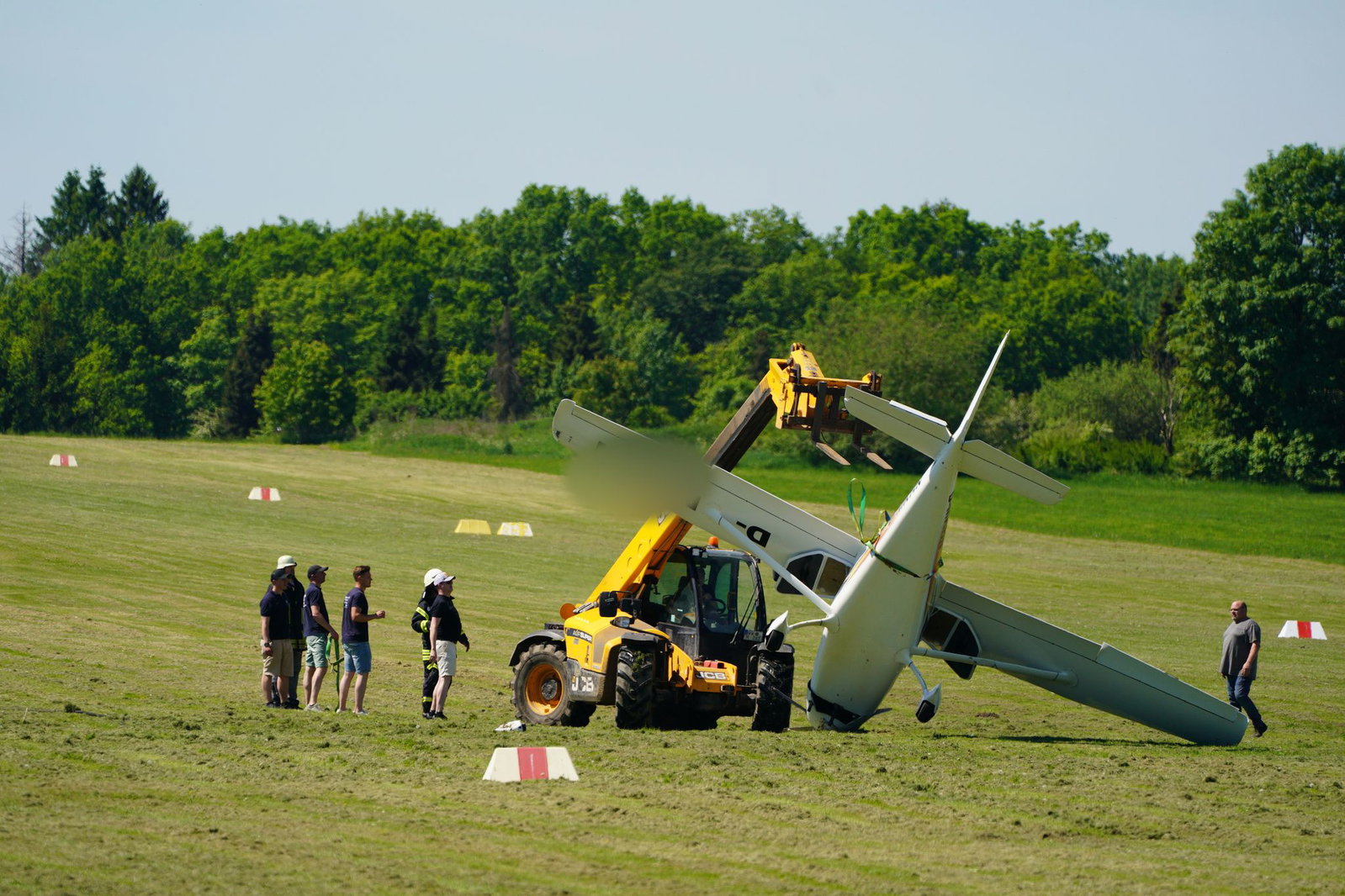 Beim Landen ist ein Pilot im Westerwald leicht verletzt worden.