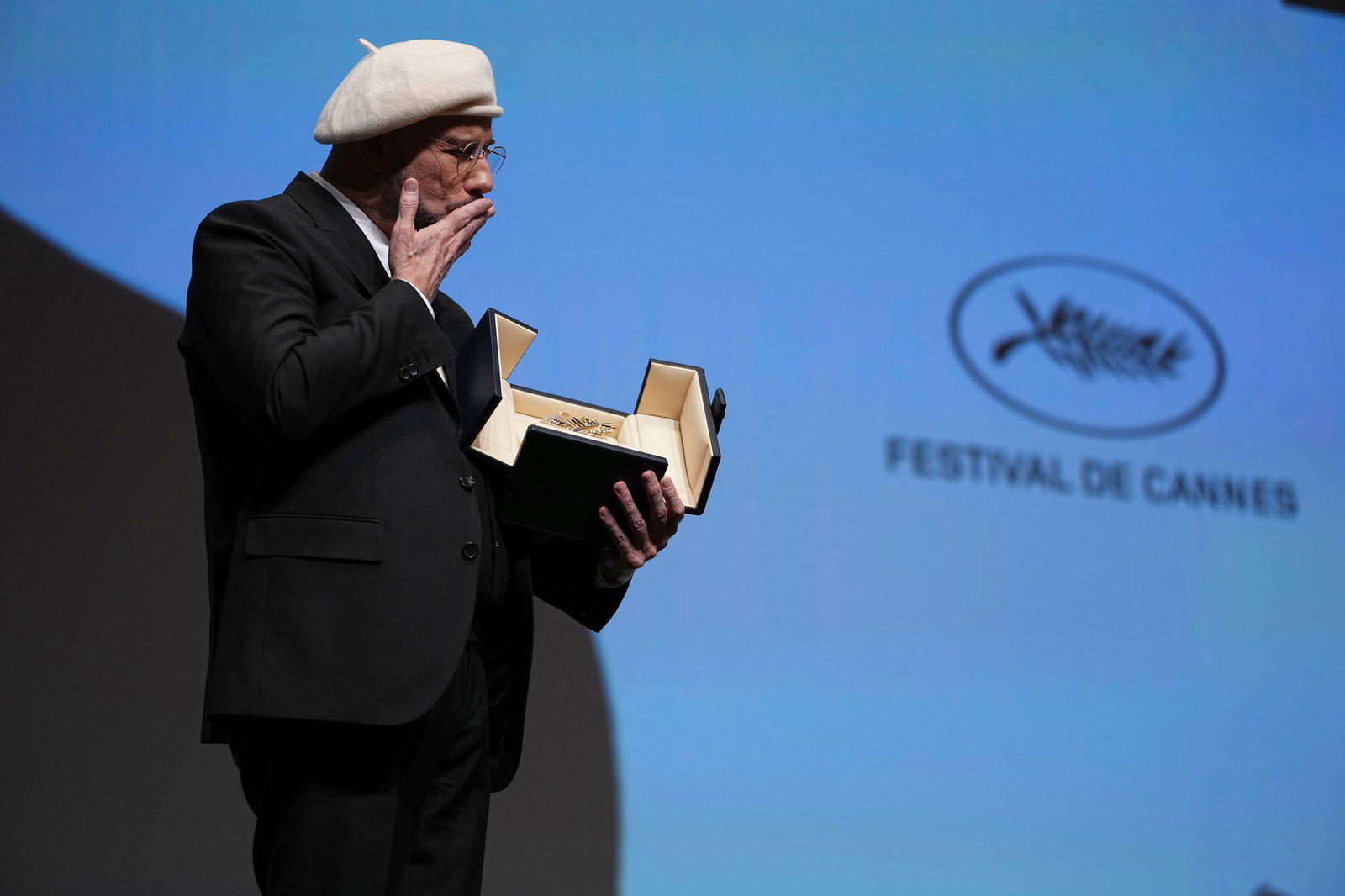 John Travolta wurde mit der Goldenen Ehren-Palme überrascht.