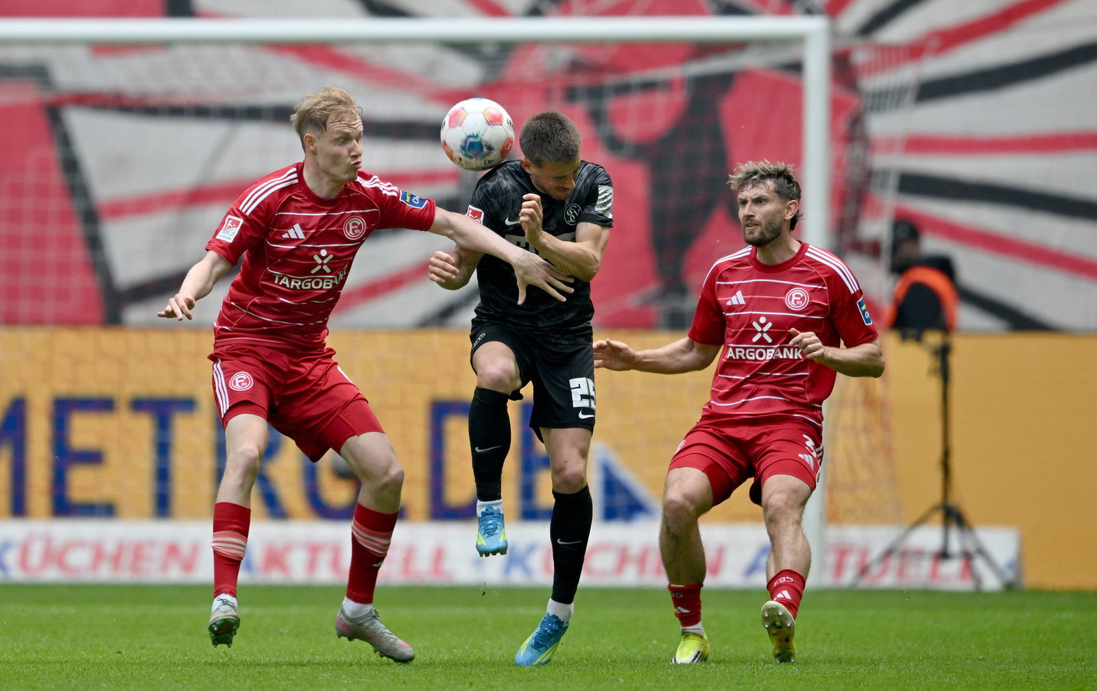 Die SV Elversberg hat den ersten Bundesliga-Aufstieg der Vereinsgeschichte weiterhin in eigener Hand. 