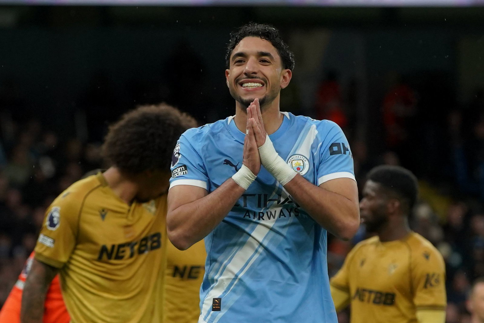 Omar Marmoush (r) von Manchester City freute sich über drei Punkte.